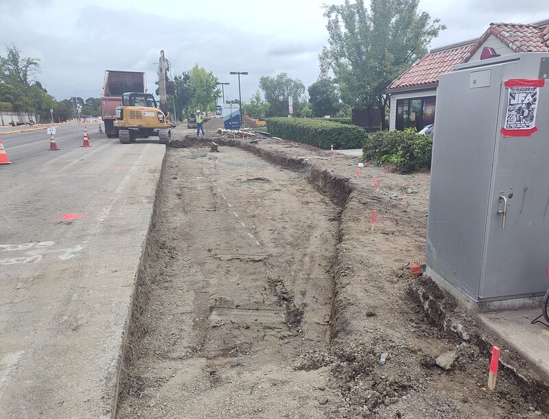 Excavación del área donde se instalará una nueva plataforma de autobús para la parada de autobús frente al centro comercial Raley's