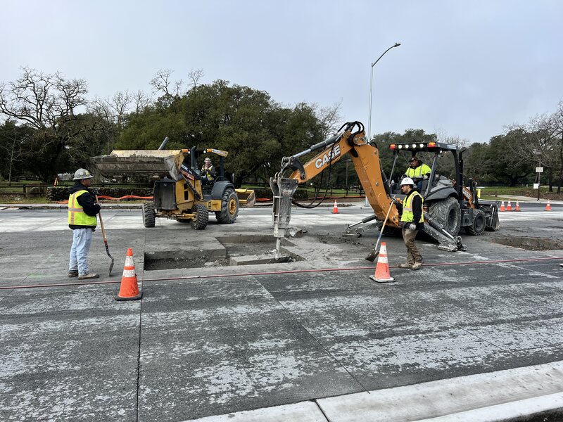 Eliminación y reparación de una sección de la carretera cerca de Piner High School
